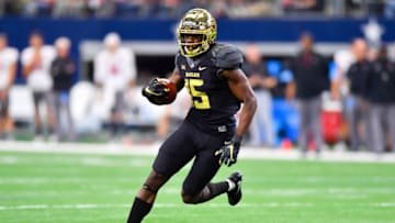 LUBBOCK, TX - NOVEMBER 11 : Denzel Mims #15 of the Baylor Bears finds open running room during the game against the Texas Tech Red Raiders on November 11, 2017 at AT&T Stadium in Arlington, Texas. Texas Tech defeated Baylor 38-24. (Photo by John Weast/Getty Images)