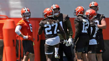 Cleveland Browns quarterback Baker Mayfield (6) works a huddle during an NFL football practice at the team's training facility, Thursday, June 17, 2021, in Berea, Ohio. [Jeff Lange / Akron Beacon Journal]Browns 6