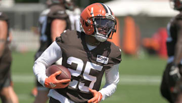 Jul 29, 2022; Berea, OH, USA; Cleveland Browns running back Demetric Felton (25) runs with the ball during training camp at CrossCountry Mortgage Campus. Mandatory Credit: Ken Blaze-USA TODAY Sports