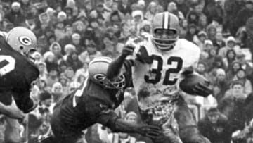 Cleveland Browns fullback Jim Brown (32) turns the corner as Green Bay Packers chase after him in this Jan 2, 1966 photo in Green Bay, Wis.Jim Brown