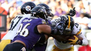 BALTIMORE, MD - NOVEMBER 6: Running back Le'Veon Bell #26 of the Pittsburgh Steelers carries the ball against defensive end Brent Urban #96 of the Baltimore Ravens in the fourth quarter at M&T Bank Stadium on November 6, 2016 in Baltimore, Maryland. (Photo by Patrick Smith/Getty Images)