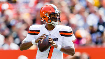 CLEVELAND, OH - SEPTEMBER 10: Quarterback DeShone Kizer #7 of the Cleveland Browns passes during the first half against the Pittsburgh Steelers at FirstEnergy Stadium on September 10, 2017 in Cleveland, Ohio. (Photo by Jason Miller/Getty Images)