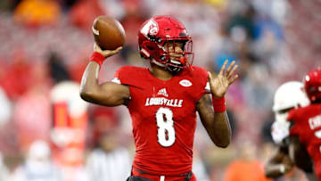 LOUISVILLE, KY - NOVEMBER 18: Lamar Jackson #8 of the Louisville Cardinals throws a pass against the Syracuse Orange during the game at Papa John's Cardinal Stadium on November 18, 2017 in Louisville, Kentucky. (Photo by Andy Lyons/Getty Images)