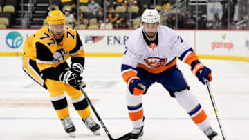 PITTSBURGH, PENNSYLVANIA - MAY 18: Jordan Eberle #7 of the New York Islanders handles the puck against Jeff Carter #77 of the Pittsburgh Penguins during the third period in Game Two of the First Round of the 2021 Stanley Cup Playoffs at PPG PAINTS Arena on May 18, 2021 in Pittsburgh, Pennsylvania. The Pittsburgh Penguins won 2-1. (Photo by Emilee Chinn/Getty Images)