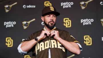 SAN DIEGO, CA - OCTOBER 31: Jayce Tingler tries on a San Diego Padres cap and jersey at a news conference held to announce his hiring as the new manager of the San Diego Padres at Petco Park October 31, 2019 in San Diego, California. (Photo by Denis Poroy/Getty Images)