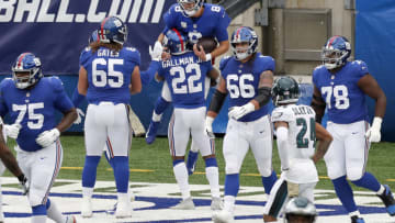 EAST RUTHERFORD, NEW JERSEY - NOVEMBER 15: (NEW YORK DAILIES OUT) Daniel Jones #8 of the New York Giants celebrates his touchdown against the Philadelphia Eagles with his teammates at MetLife Stadium on November 15, 2020 in East Rutherford, New Jersey. The Giants defeated the Eagles 27-17. (Photo by Jim McIsaac/Getty Images)