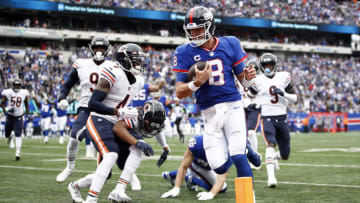 EAST RUTHERFORD, NEW JERSEY - OCTOBER 02: Daniel Jones #8 of the New York Giants runs the ball for a touchdown in the first quarter of the game against the Chicago Bears at MetLife Stadium on October 02, 2022 in East Rutherford, New Jersey. (Photo by Sarah Stier/Getty Images)