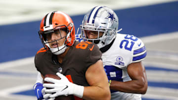 Oct 4, 2020; Arlington, Texas, USA; Cleveland Browns tight end Austin Hooper (81) catches a touchdown pass while defended by Dallas Cowboys cornerback Daryl Worley (28) in the second quarter at AT&T Stadium. Mandatory Credit: Tim Heitman-USA TODAY Sports