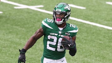 EAST RUTHERFORD, NEW JERSEY - OCTOBER 11: Le'Veon Bell #26 of the New York Jets runs with the ball against the Arizona Cardinals at MetLife Stadium on October 11, 2020 in East Rutherford, New Jersey. Arizona Cardinals defeated the New York Jets 30-10. (Photo by Mike Stobe/Getty Images)