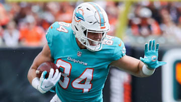 CINCINNATI, OHIO - AUGUST 29: Hunter Long #84 of the Miami Dolphins runs with the ball in the first quarter against the Cincinnati Bengals during a preseason game at Paul Brown Stadium on August 29, 2021 in Cincinnati, Ohio. (Photo by Dylan Buell/Getty Images)