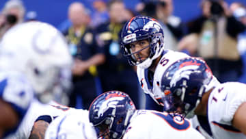 INDIANAPOLIS, INDIANA - OCTOBER 27: Joe Flacco #5 of the Denver Broncos looks over the defense in the game against the Indianapolis Colts during the third quarter at Lucas Oil Stadium on October 27, 2019 in Indianapolis, Indiana. (Photo by Justin Casterline/Getty Images)