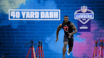 INDIANAPOLIS, IN - FEBRUARY 29: Linebacker Kenneth Murray of Oklahoma runs the 40-yard dash during the NFL Combine at Lucas Oil Stadium on February 29, 2020 in Indianapolis, Indiana. (Photo by Joe Robbins/Getty Images)