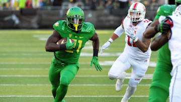 EUGENE, OR - SEPTEMBER 26: Running back Royce Freeman #21 of the Oregon Ducks runs the ball in for a touchdown during the first quarter of the game against the Utah Utes at Autzen Stadium on September 26, 2015 in Eugene, Oregon. (Photo by Steve Dykes/Getty Images)