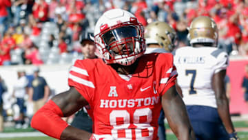 HOUSTON, TX - NOVEMBER 24: Steven Dunbar #88 of the Houston Cougars catches a pass for a 61-yard touchdown in the fourth quarter against the Navy Midshipmen on November 24, 2017 in Houston, Texas. (Photo by Bob Levey/Getty Images)