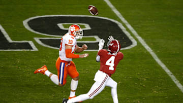 SANTA CLARA, CALIFORNIA - JANUARY 07: Jerry Jeudy #4 of the Alabama Crimson Tide catches a 62 yard touchdown reception thrown by Tua Tagovailoa #13 against the Clemson Tigers during the first quarter in the College Football Playoff National Championship at Levi's Stadium on January 07, 2019 in Santa Clara, California. (Photo by Lachlan Cunningham/Getty Images)