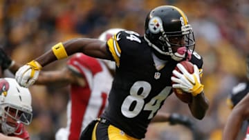 PITTSBURGH, PA - OCTOBER 18: Antonio Brown #84 of the Pittsburgh Steelers runs the ball during the 1st quarter of the game against the Arizona Cardinals at Heinz Field on October 18, 2015 in Pittsburgh, Pennsylvania. (Photo by Gregory Shamus/Getty Images)