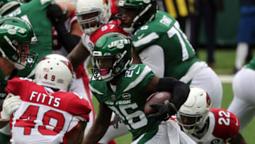 EAST RUTHERFORD, NEW JERSEY - OCTOBER 11: Le'Veon Bell #26 of the New York Jets runs with the ball against the Arizona Cardinals at MetLife Stadium on October 11, 2020 in East Rutherford, New Jersey. Arizona Cardinals defeated the New York Jets 30-10. (Photo by Al Pereira/Getty Images)