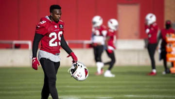Arizona Cardinals running back Chase Edmonds (29) takes off his helmet during practice on Oct. 22, 2020, at Dignity Health Arizona Cardinals Training Center in Tempe, Ariz.Cardinals 7