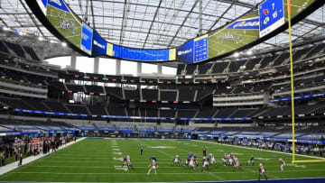 Mandatory Credit: Robert Hanashiro-USA TODAY Sports