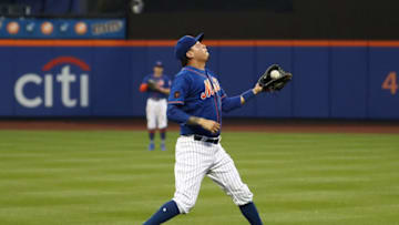 NEW YORK, NY - JULY 10: Wilmer Flores #4 of the New York Mets makes an over the shoulder catch against Scott Kingery #4 of the Philadelphia Phillies in the third inning during their game at Citi Field on July 10, 2018 in New York City. (Photo by Al Bello/Getty Images)
