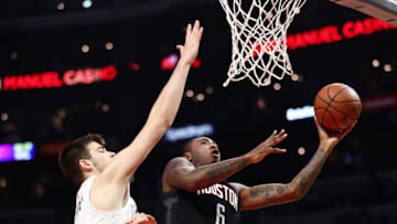 Gary Clark #6 of the Houston Rockets drives to the basket against Ivica Zubac #40 of the Los Angeles Clippers (Photo by Yong Teck Lim/Getty Images)