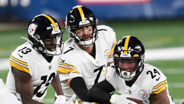 Ben Roethlisberger #7 of the Pittsburgh Steelers hands off to Benny Snell Jr. (Photo by Sarah Stier/Getty Images)