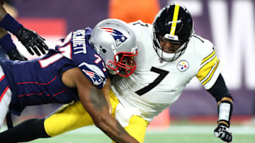 Michael Bennett #77 of the New England Patriots hits Ben Roethlisberger #7 of the Pittsburgh Steelers (Photo by Adam Glanzman/Getty Images)