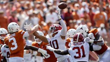 : Quinn Ewers #3 of the Texas Longhorns throws a pass under heavy pressure applied by Henry To'oTo'o #10 of the Alabama Crimson Tide in the first half at Darrell K Royal-Texas Memorial Stadium on September 10, 2022 in Austin, Texas. (Photo by Tim Warner/Getty Images)