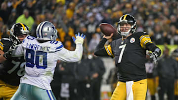 Quarterback Ben Roethlisberger #7 of the Pittsburgh Steelers passes as offensive lineman Alejandro Villanueva #78 blocks defensive lineman DeMarcus Lawrence #90 of the Dallas Cowboys during a game at Heinz Field on November 13, 2016 in Pittsburgh, Pennsylvania. The Cowboys defeated the Steelers 35-30. (Photo by George Gojkovich/Getty Images)
