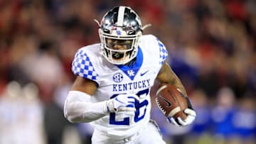 LOUISVILLE, KY - NOVEMBER 24: Benny Snell Jr #26 of the Kentucky Wildcats runs for a touchdown against the Louisville Cardinals on November 24, 2018 in Louisville, Kentucky. (Photo by Andy Lyons/Getty Images)