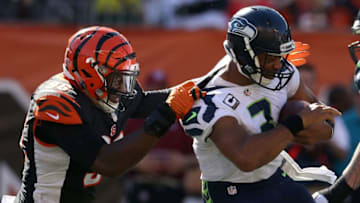 CINCINNATI, OH - OCTOBER 11: Carlos Dunlap #96 of the Cincinnati Bengals sacks Russell Wilson #3 of the Seattle Seahawks during the third quarter of the game at Paul Brown Stadium on October 11, 2015 in Cincinnati, Ohio. (Photo by Andy Lyons/Getty Images)