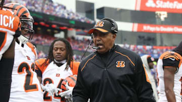 ORCHARD PARK, NY - OCTOBER 18: Head Coach Marvin Lewis of the Cincinnati Bengals talks to his team on the sidelines against the Buffalo Bills during the second half at Ralph Wilson Stadium on October 18, 2015 in Orchard Park, New York. (Photo by Tom Szczerbowski/Getty Images)