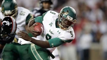 CINCINNATI, OH - OCTOBER 01: Quinton Flowers #9 of the South Florida Bulls runs for a touchdown against the Cincinnati Bearcats at Nippert Stadium on October 1, 2016 in Cincinnati, Ohio. (Photo by Andy Lyons/Getty Images)