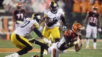 CINCINNATI, OH - JANUARY 09: Tyler Eifert #85 of the Cincinnati Bengals makes a reception in the fourth quarter against the Pittsburgh Steelers during the AFC Wild Card Playoff game at Paul Brown Stadium on January 9, 2016 in Cincinnati, Ohio. (Photo by Dylan Buell/Getty Images)