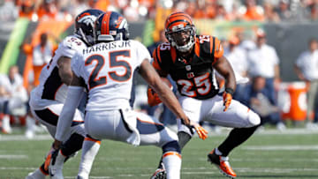 CINCINNATI, OH - SEPTEMBER 25: Giovani Bernard #25 of the Cincinnati Bengals attempts to run the ball past Brandon Marshall #54 of the Denver Broncos and Chris Harris Jr. #25 of the Denver Broncos during the fourth quarter at Paul Brown Stadium on September 25, 2016 in Cincinnati, Ohio. (Photo by Joe Robbins/Getty Images)
