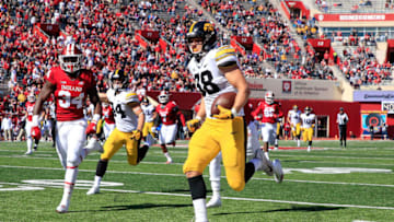 BLOOMINGTON, IN - OCTOBER 13: T.J. Hockenson #38 of the Iowa Hawkeyes runs for a touchdown against the Indiana Hossiers at Memorial Stadium on October 13, 2018 in Bloomington, Indiana. (Photo by Andy Lyons/Getty Images)