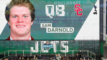 ARLINGTON, TX - APRIL 26: Sam Darnold of USC poses with NFL Commissioner Roger Goodell after being picked #3 overall by the New York Jets during the first round of the 2018 NFL Draft at AT&T Stadium on April 26, 2018 in Arlington, Texas. (Photo by Tim Warner/Getty Images)