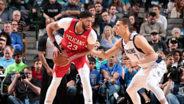 DALLAS, TX - MARCH 4: Anthony Davis #23 of the New Orleans Pelicans handles the ball against the Dallas Mavericks on March 4, 2018 at the American Airlines Center in Dallas, Texas. NOTE TO USER: User expressly acknowledges and agrees that, by downloading and or using this photograph, User is consenting to the terms and conditions of the Getty Images License Agreement. Mandatory Copyright Notice: Copyright 2018 NBAE (Photo by Glenn James/NBAE via Getty Images)