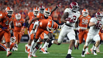 Jan 11, 2016; Glendale, AZ, USA; Alabama Crimson Tide running back Derrick Henry (2) runs for a 50 yard touchdown during the first quarter against the Clemson Tigers in the 2016 CFP National Championship at University of Phoenix Stadium. Mandatory Credit: Kirby Lee-USA TODAY Sports