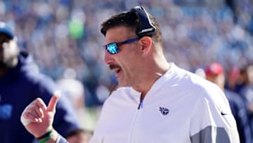 CHARLOTTE, NORTH CAROLINA - NOVEMBER 03: Head coach Mike Vrabel of the Tennessee Titans talks to his players in the first quarter during their game at Bank of America Stadium on November 03, 2019 in Charlotte, North Carolina. (Photo by Jacob Kupferman/Getty Images)
