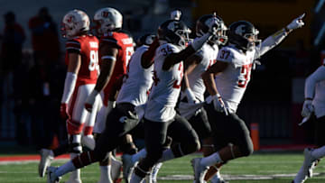 SALT LAKE CITY, UT - NOVEMBER 11: Jalen Thompson #34 of the Washington State Cougars and teammates celebrate a first quarter turnover against the Utah Utes at Rice-Eccles Stadium on November 11, 2017 in Salt Lake City, Utah. (Photo by Gene Sweeney Jr/Getty Images)