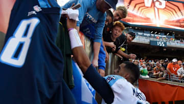 CLEVELAND, OH - OCTOBER 22: Marcus Mariota #8 of the Tennessee Titans signs autographs while leaving the field after the game against the Cleveland Browns at FirstEnergy Stadium on October 22, 2017 in Cleveland, Ohio. (Photo by Jason Miller/Getty Images)