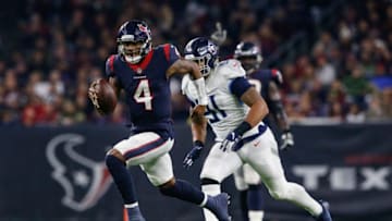 HOUSTON, TX - NOVEMBER 26: Deshaun Watson #4 of the Houston Texans scrambles past Derrick Morgan #91 of the Tennessee Titans in the fourth quarter at NRG Stadium on November 26, 2018 in Houston, Texas. (Photo by Tim Warner/Getty Images)