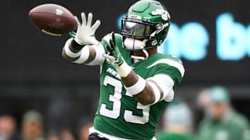 EAST RUTHERFORD, NEW JERSEY - NOVEMBER 24: Jamal Adams #33 of the New York Jets catches the ball during warmups prior to the game against the Oakland Raiders at MetLife Stadium on November 24, 2019 in East Rutherford, New Jersey. (Photo by Sarah Stier/Getty Images)