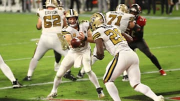 TAMPA, FLORIDA - NOVEMBER 08: Drew Brees #9 of the New Orleans Saints looks to hand off to Latavius Murray #28 during the second half against the Tampa Bay Buccaneers at Raymond James Stadium on November 08, 2020 in Tampa, Florida. (Photo by Mike Ehrmann/Getty Images)