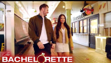 Jenn Tran & Jeremy Explore Pike Place Market in Seattle and Take the Relationship to the Next Level