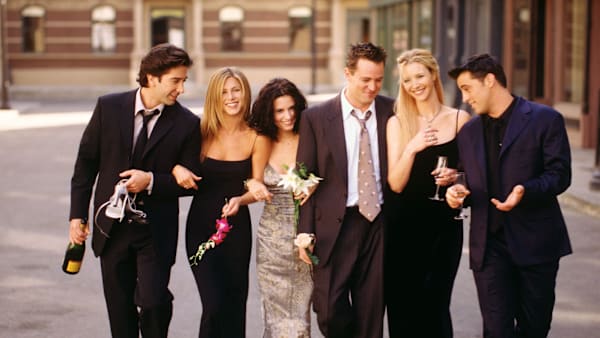 385848 01: Cast members of NBC's comedy series "Friends." Pictured: David Schwimmer as Ross Geller, Jennifer Aniston as Rachel Green, Courteney Cox as Monica Geller, Matthew Perry as Chandler Bing, Lisa Kudrow as Phoebe Buffay, Matt LeBlanc as Joey Tribbiani. (Photo by Warner Bros. Television) 385848 01: Cast members of NBC's comedy series "Friends." Pictured: David Schwimmer as Ross Geller, Jennifer Aniston as Rachel Green, Courteney Cox as Monica Geller, Matthew Perry as Chandler Bing, Lisa Kudrow as Phoebe Buffay, Matt LeBlanc as Joey Tribbiani. (Photo by Warner Bros. Television)