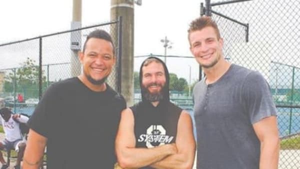 Miguel Cabrera junto a Edelman y Gronkowski Miguel Cabrera junto a Edelman y Gronkowski
