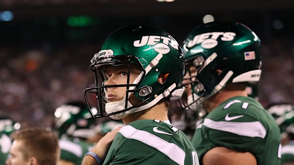 EAST RUTHERFORD, NEW JERSEY - OCTOBER 21: Sam Darnold #14 of the New York Jets looks on during a 33-0 loss against the New England Patriots during their game at MetLife Stadium on October 21, 2019 in East Rutherford, New Jersey. (Photo by Al Bello/Getty Images) EAST RUTHERFORD, NEW JERSEY - OCTOBER 21: Sam Darnold #14 of the New York Jets looks on during a 33-0 loss against the New England Patriots during their game at MetLife Stadium on October 21, 2019 in East Rutherford, New Jersey. (Photo by Al Bello/Getty Images)