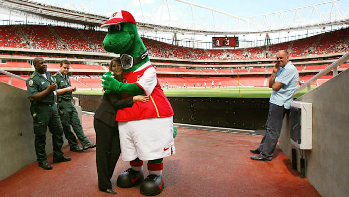Photo Arsenal Mascot Gunnersaurus Spotted Carrying Wenger Out Banner In Latest Protest 90min